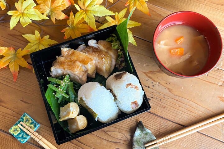 World Famous Dish Teriyaki Chicken Bento with Onigiri — photo 2