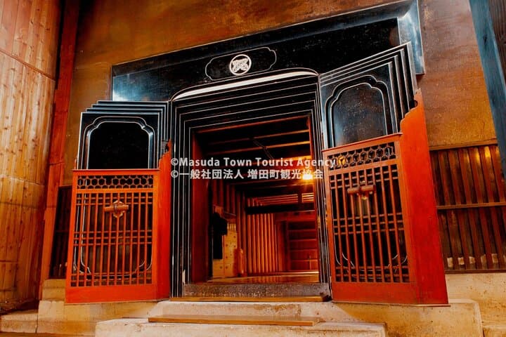Walking Tour of Wealthy Merchant's Storehouses in Akita — photo 2