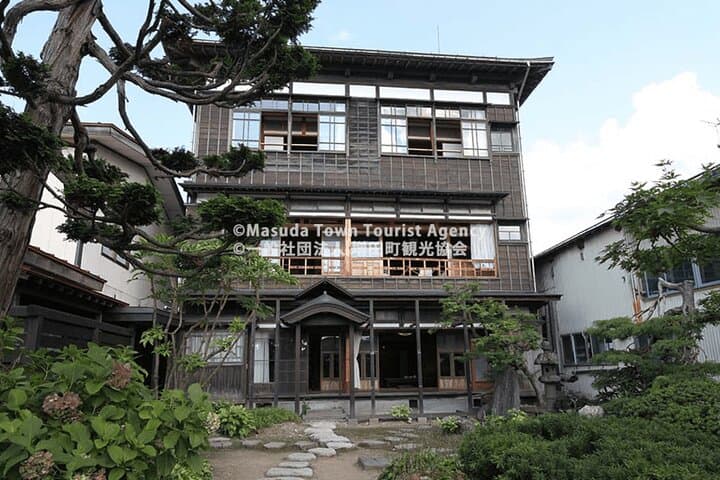 Walking Tour of Wealthy Merchant's Storehouses in Akita — photo 4