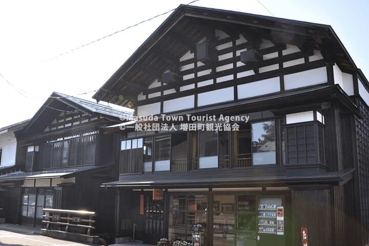 Walking Tour of Wealthy Merchant's Storehouses in Akita — photo 5