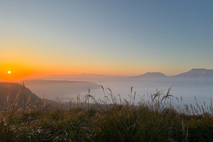 View the sunrise and sea of ​​clouds over the Aso Caldera — photo 2