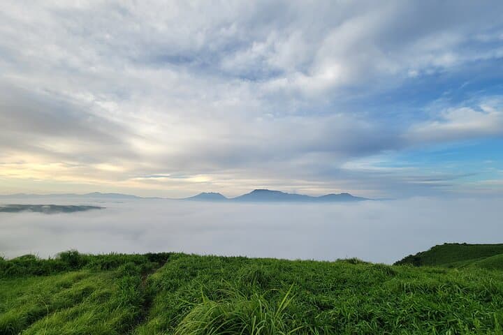 View the sunrise and sea of ​​clouds over the Aso Caldera — photo 5