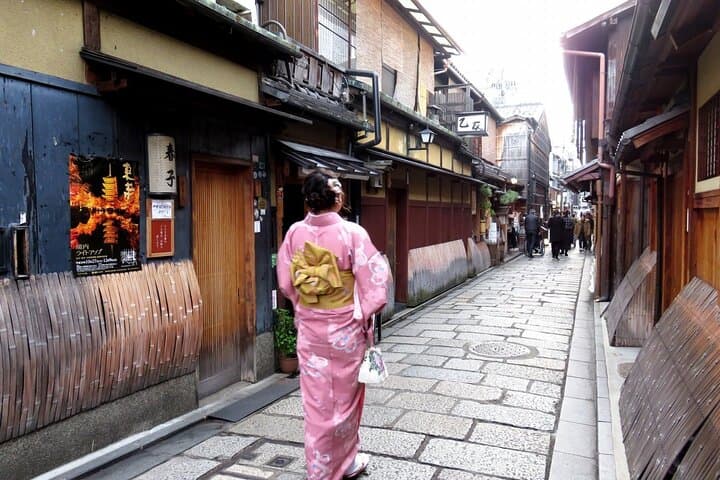 2 Hour Night Walking Tour Throughout Gion with snack — photo 1