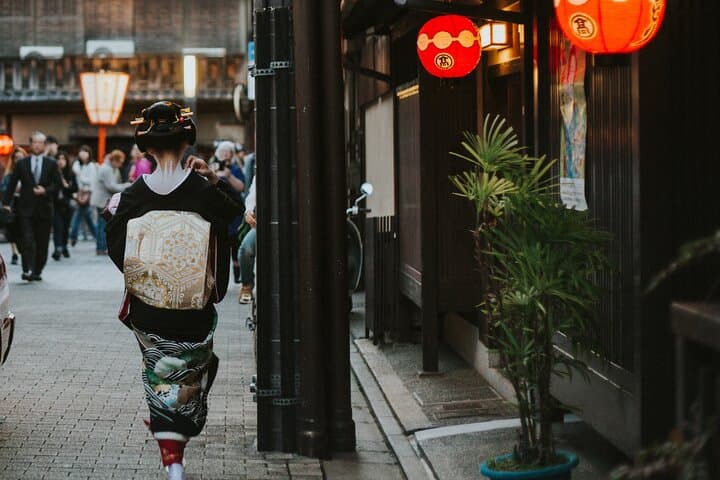 2 Hour Night Walking Tour Throughout Gion with snack — photo 2