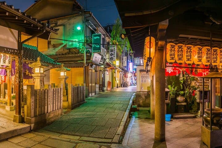 Osaka Nightlife Private Tour: Bar Hopping, Shopping & Sightseeing — photo 5