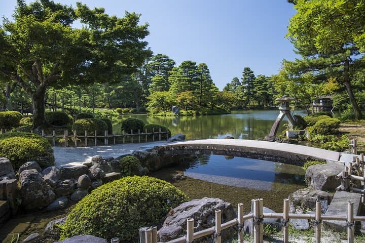 1-Day Kanazawa, Kenrokuen Garden, Samurai District & Sushi-making
