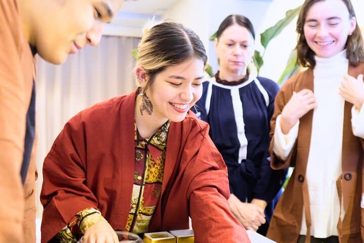 Japanese flower arranging (Ikebana) Experience/Workshop in Tokyo — photo 13