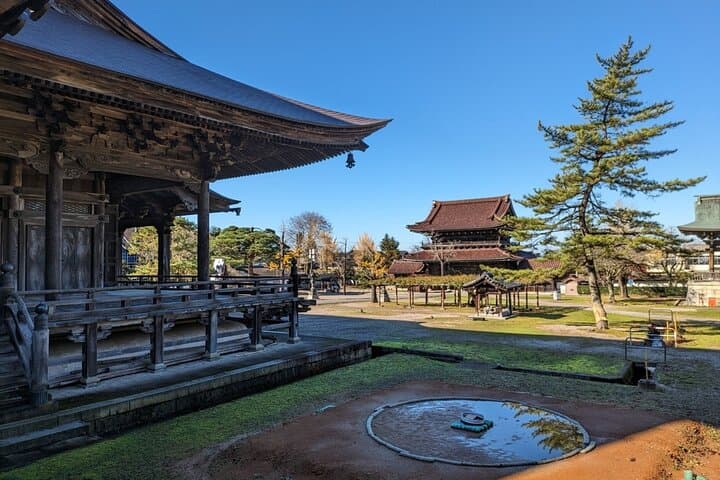 From Kanazawa: Shirakawa-go, Gokayama and Wood Carving Village — photo 3