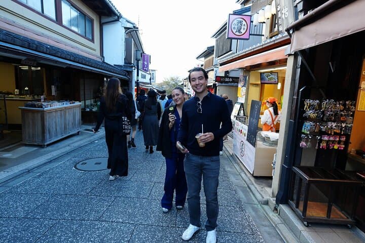 Kyoto 4 hr Gion Private Guided Tour & Maiko or Geisha Dinner — photo 8