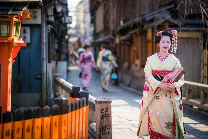 Kyoto 4 hr Gion Private Guided Tour & Maiko or Geisha Dinner — photo 1