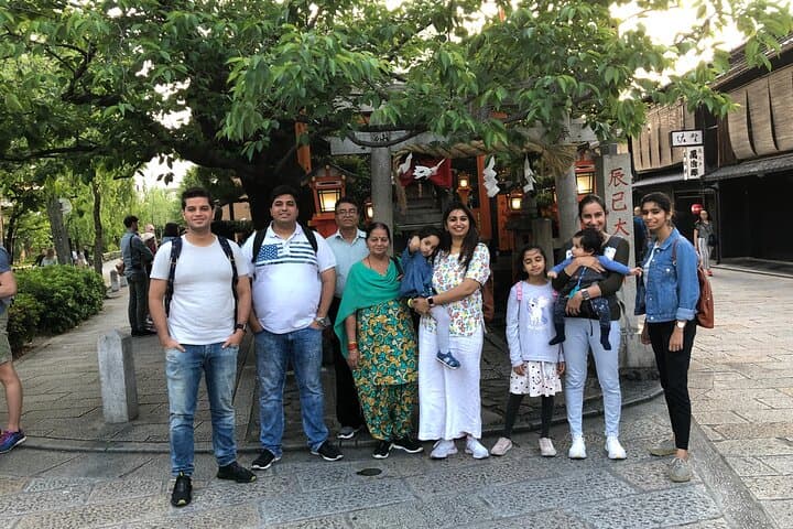 Kyoto 4 hr Gion Private Guided Tour & Maiko or Geisha Dinner — photo 11
