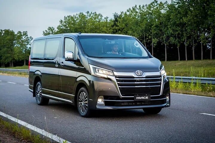 Departure Transfer from Kyoto to Itami Airport ITM by Minivan — photo 1