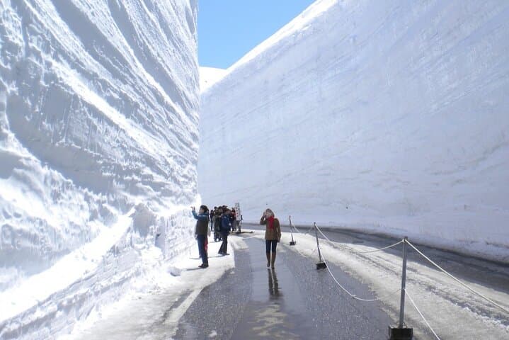 Day Tour from Kanazawa OR Toyama: Snow Wall and Mysterious Valley — photo 7