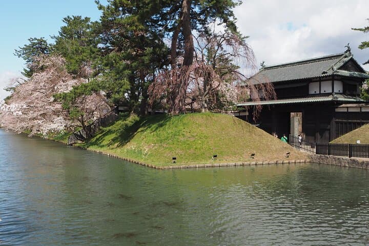 Half-Day Hirosaki Castle and Samurai house Tour with Guide — photo 6
