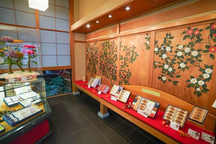 Himeji Castle Easy Bike Tour: Samurai History, Garden & Matcha — photo 12