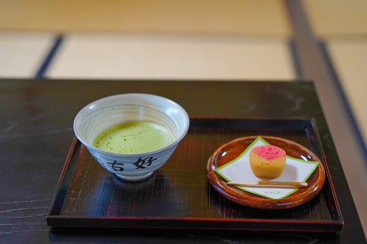 Himeji Castle Easy Bike Tour: Samurai History, Garden & Matcha — photo 3