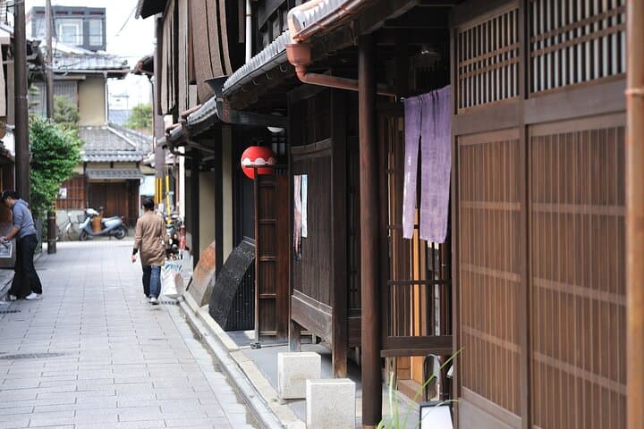 Kyoto 4 hr Gion Private Guided Tour & Maiko or Geisha Dinner — photo 14