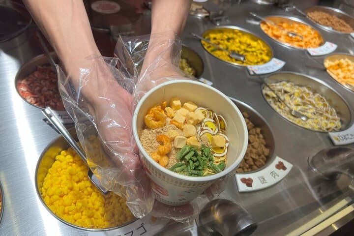 Yokohama: Guided Cup Noodles Museum Tour & Make Your Own Cup — photo 6