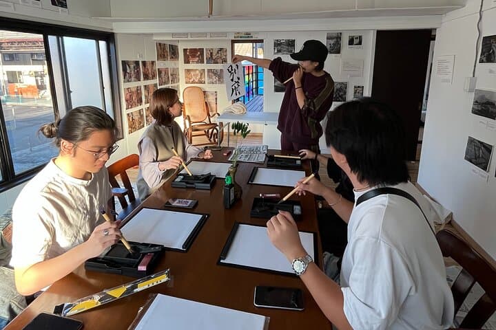 Calligraphy Class for Beginners in a Century-old Japanese House — photo 4