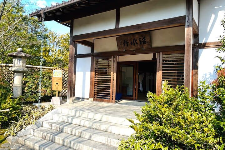 Walking Tour in Himeji Castle Garden and Aizome Indigo Dyeing — photo 6