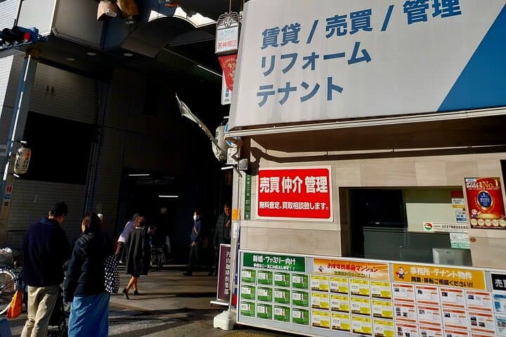 Osaka Food Tour with 10 Classic Japanese Tastings & Drinks — photo 10