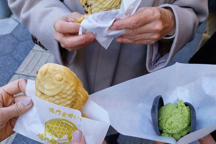 Osaka Food Tour with 10 Classic Japanese Tastings & Drinks — photo 4