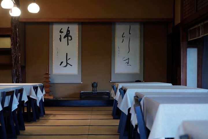 Private Food and Architecture Walking Tour in Kinsuite — photo 2