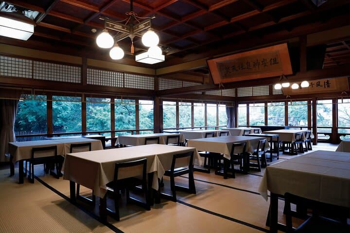 Private Food and Architecture Walking Tour in Kinsuite — photo 3