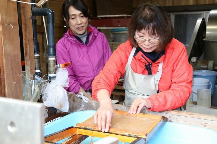 1-day Japanese washi paper craftsman course in Kochi — photo 2