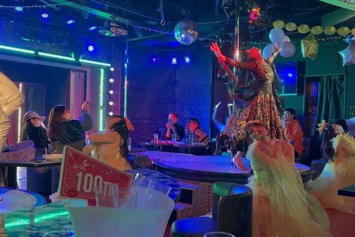 Shinjuku Kabukicho bar hopping & grab a bite tour w/Local Guide — photo 5