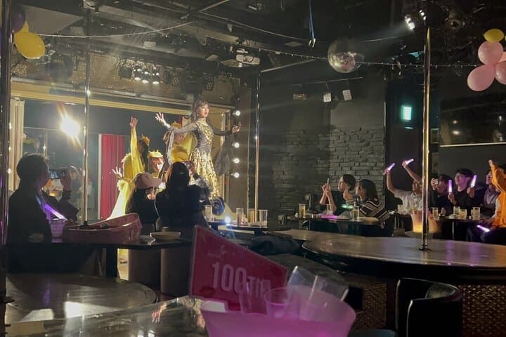 Shinjuku Kabukicho bar hopping & grab a bite tour w/Local Guide — photo 3