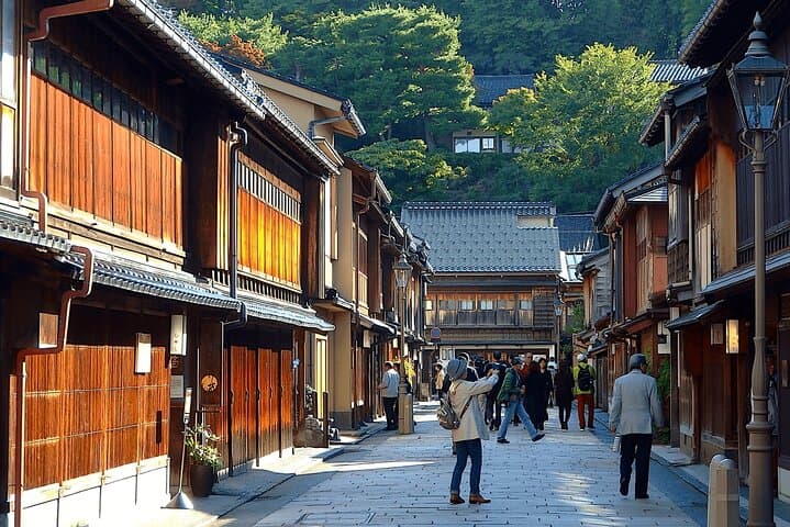 Private Tour From Kanazawa Gold Leaf and Sushi Delights — photo 2