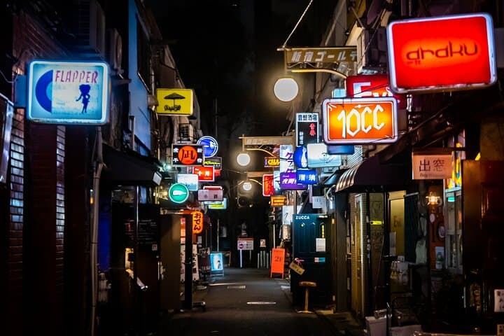 Shinjuku Kabukicho bar hopping & grab a bite tour w/Local Guide — photo 1