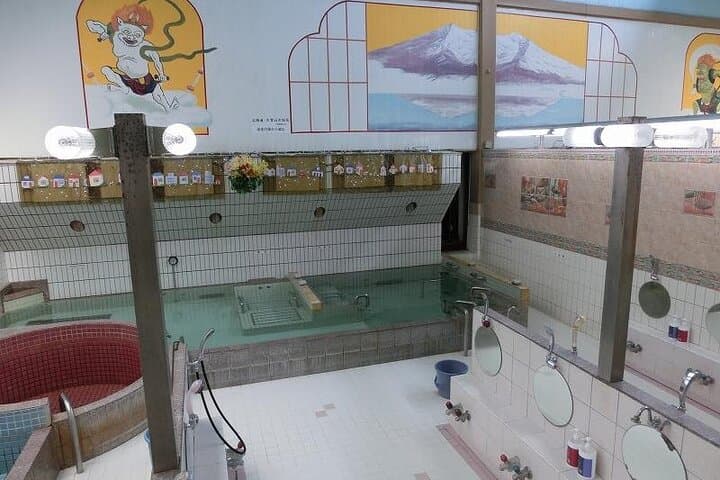 Shinjuku Kabukichou local areas Exploring Tour in Bar or Hot Bath — photo 6