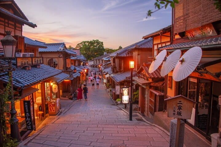 Kyoto 5-Star Geisha Night Walk: Small-Group Authentic Experience — photo 4