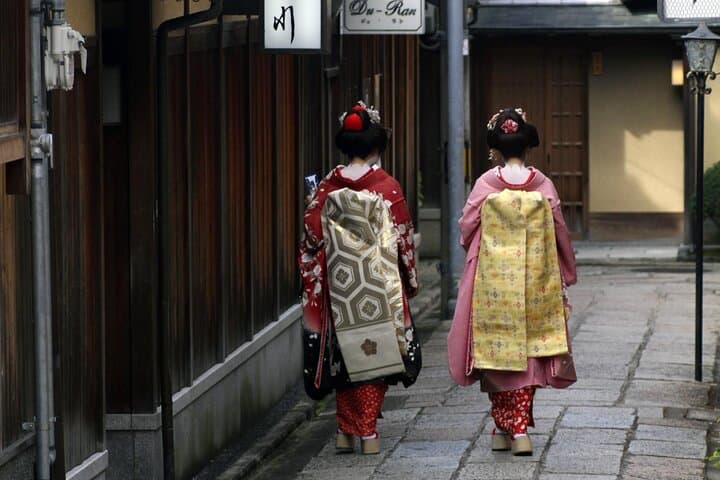 Kyoto 5-Star Geisha Night Walk: Small-Group Authentic Experience — photo 8