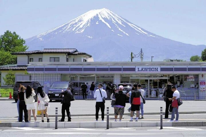 Mt Fuji & Hakone Scenic Day Tour with Lake Ashi Cruise & Ropeway — photo 3