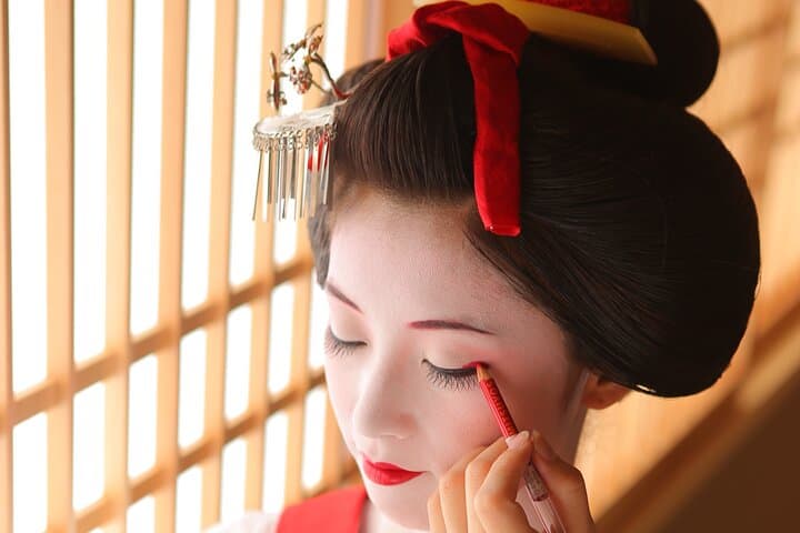 Kyoto: Maiko Makeover and Photoshoot Experience (Women only) — photo 1