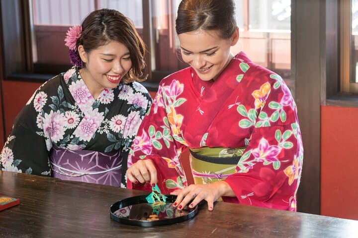Gold Leaf Crafting in Higashi Chaya District, Kanazawa — photo 2