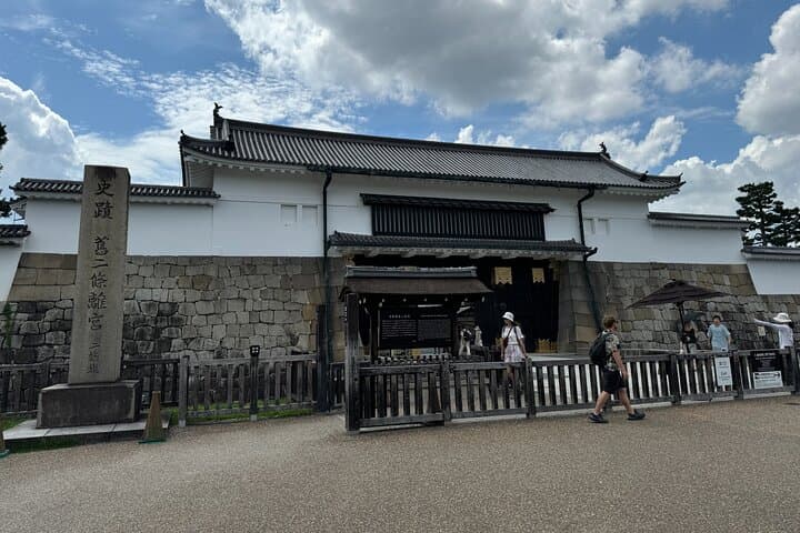 Kyoto: Nijo Castle, Noble Architecture and Gardens Guided Tour — photo 6