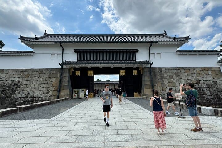 Kyoto: Nijo Castle, Noble Architecture and Gardens Guided Tour — photo 3