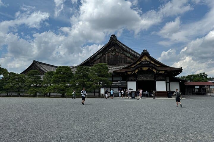Kyoto: Nijo Castle, Noble Architecture and Gardens Guided Tour — photo 11