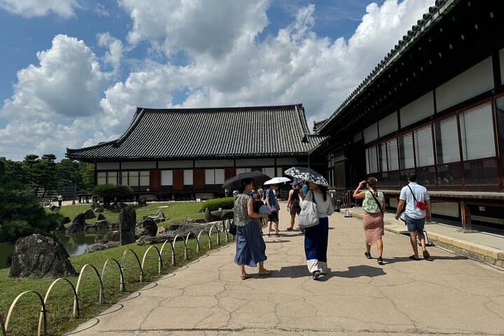 Kyoto: Nijo Castle, Noble Architecture and Gardens Guided Tour — photo 14