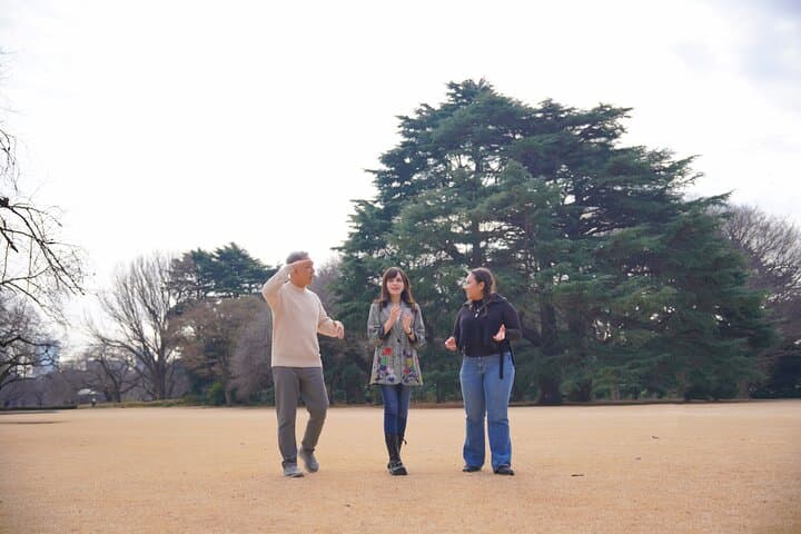 Small Group Shinjuku Gyoen Walking Tour — photo 7
