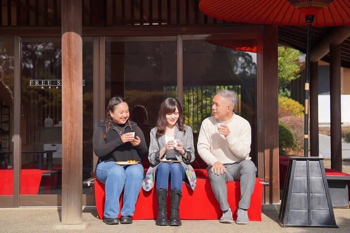 Small Group Shinjuku Gyoen Walking Tour — photo 6