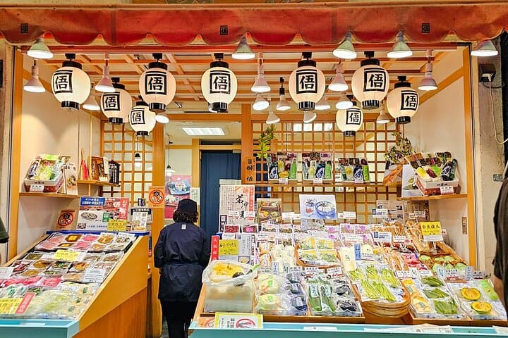 Kyoto Nishiki Market & Depachika: 2-hours Food Tour with a Local — photo 2