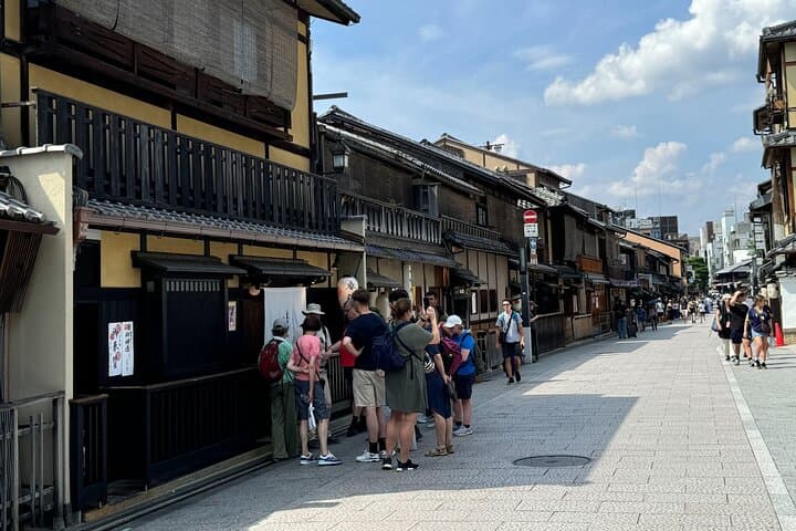Kyoto: Yasaka Shrine, Gion & Nishiki Market Walking Tour — photo 19