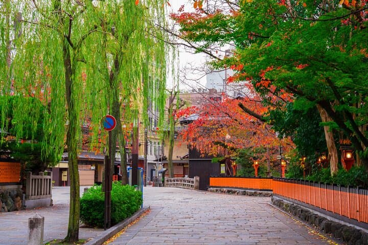 A Tour to Explore Kyoto's Autumn Foliage at Kiyomizu-dera Temple — photo 7
