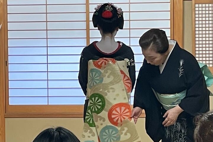 Kyoto: Meet the Geisha Maiko with Gion Walking Tour — photo 5