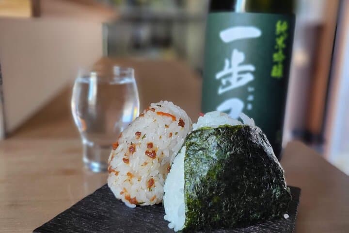 Kamakura Small Group Onigiri making and Sake Tasting in Sake Bar